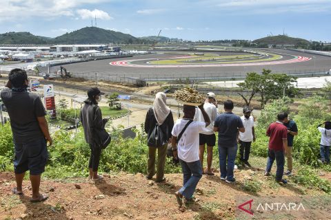 Antusiasme warga menonton tes pramusim MotoGP 2022
