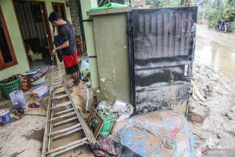 Warga bersihkan lumpur banjir luapan Sungai Cileungsi