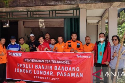 Telkomsel Serahkan Bantuan Korban Banjir Bandang Pasaman
