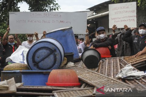 Harga kedelai impor melonjak, produsen tahu dan tempe mogok kerja