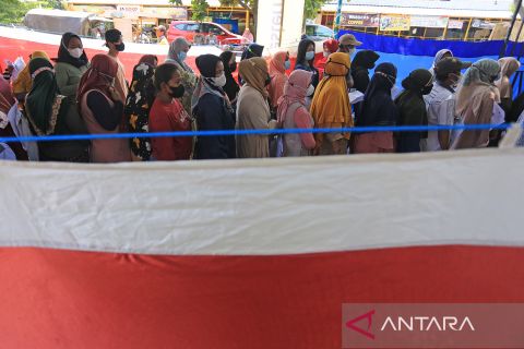 Antre penyaluran bantuan sembako