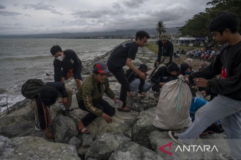 Aksi Pungut Sampah Mahasiswa Untad