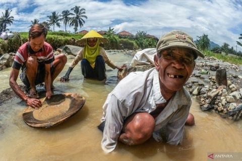 Penambang emas tradisional di Bogor