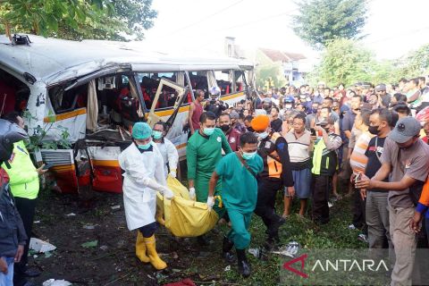 Bus pariwisata tertabrak kereta api di Tulungagung