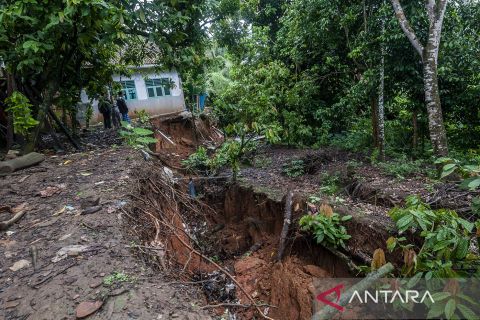 Bangunan sekolah terancam longsor di Lebak