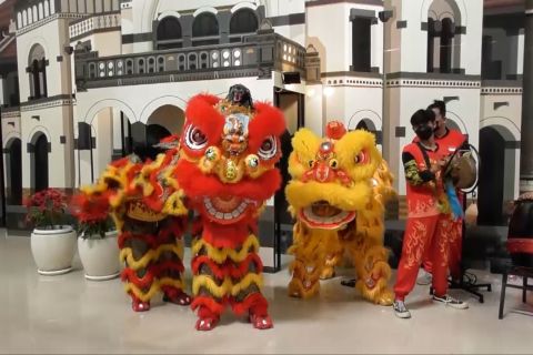 Barongsai hibur calon penumpang kereta di Stasiun Tawang