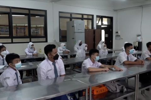 Daerah PPKM Level 2 diberikan diskresi boleh PTM 50%