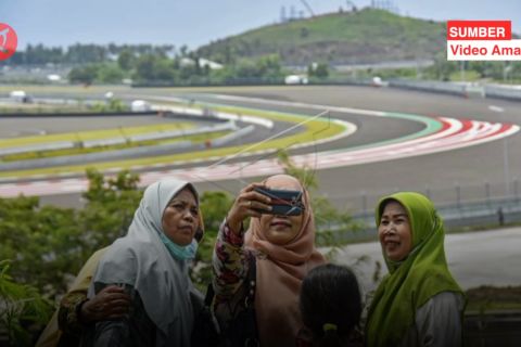 Dari atas bukit, warga antusias saksikan Tes Pramusim MotoGP 2022