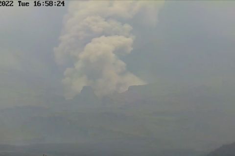Gunung Semeru embuskan awan panas guguran sejauh 5 km