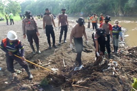 Jember peringati HPSN 2022 dengan bersih-bersih Sungai Bedadung