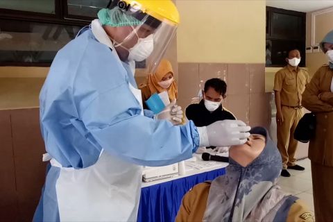 Kasus meningkat pesat, ASN Pemkot Tangerang tes antigen