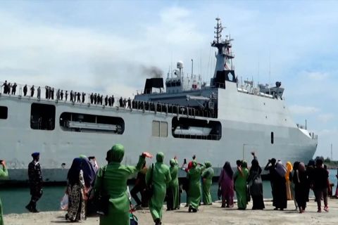 Keluarga lepas keberangkatan 400 prajurit TNI ke Papua