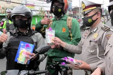 Polisi Malang bagikan coklat kepada pengendara yang tertib