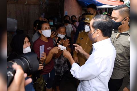 Presiden Jokowi bagikan bantuan modal ke pedagang di Pasar Porsea Toba