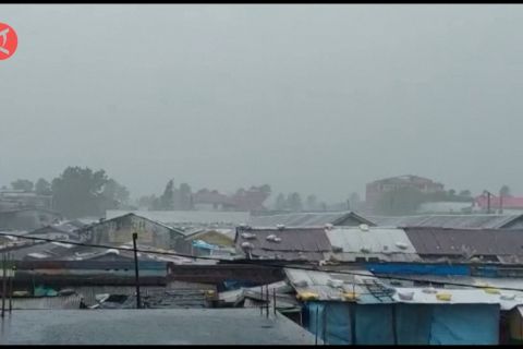 Angin kencang landa Madagascar, saat topan Batsirai mengintai