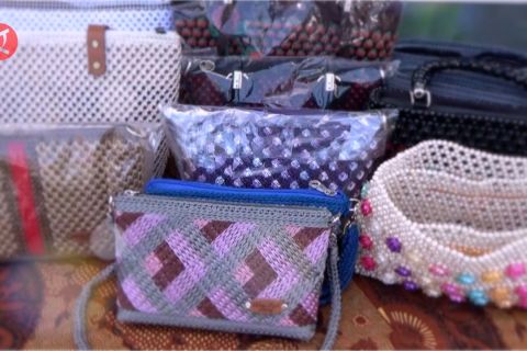 Melihat aktivitas perempuan di kampung tematik rajutan kota Padang