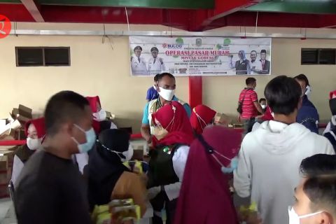 Ribuan warga Kuningan serbu operasi pasar murah minyak goreng