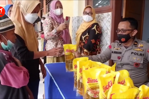 Vaksinasi presisi Polres Kendari gratis minyak goreng