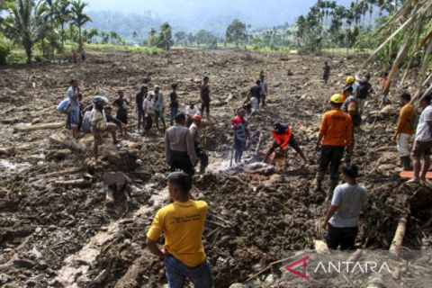 Pencarian Korban Longsor Di Pasaman