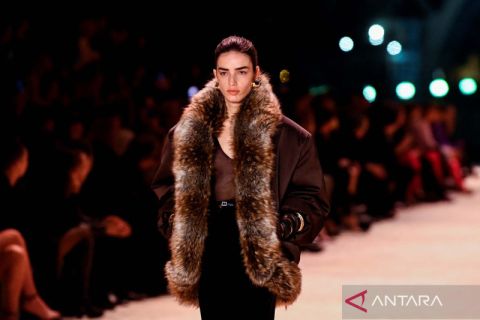 Yves Saint Laurent tampilkan koleksi busana Musim Gugur-Musim Dingin terbarunya
