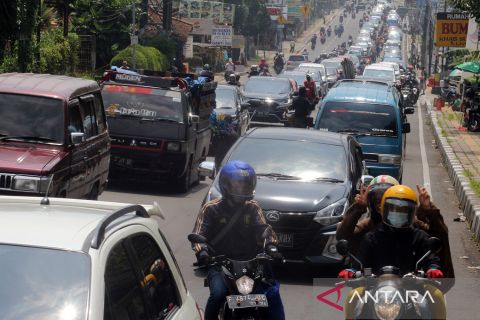 Kepadatan kendaraan di jalur Puncak Bogor saat libur hari raya Nyepi