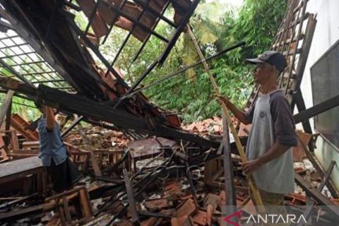 Sekolah Rubuh Diterjang Angin Kencang
