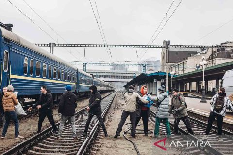 Relawan bahu membahu pindahkan pasokan barang di Kiev