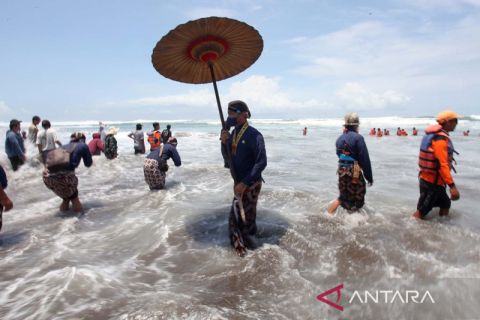 Ritual Labuhan di Pantai Parangkusumo Yogyakarta