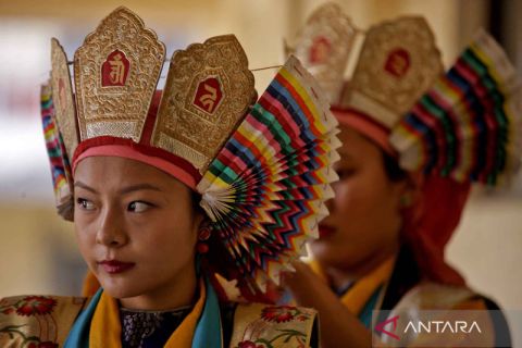Memperingati Losar, budaya tradisional Tahun Baru Tibet