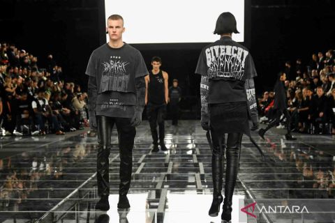 Rumah mode Givenchy pamerkan koleksi Musim Gugur-Musim Dingin terbarunya