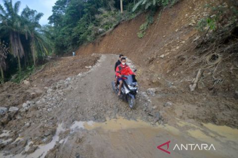 Jalan Akses Ke Kabupaten Pasaman Sudah Dibuka Pascalongsor