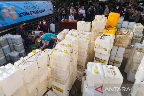 Distribusi minyak goreng curah di Pasar Kebayoran Lama