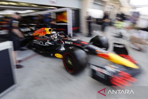 Aksi pembalap F1 pada tes pramusim di Bahrain