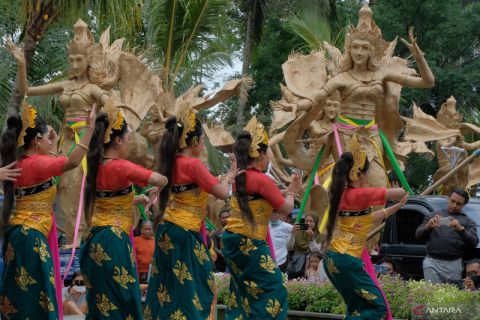 Pawai patung anyaman bambu di Bali