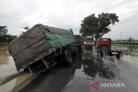 Kemacetan imbas banjir di ruas jalur selatan Jateng