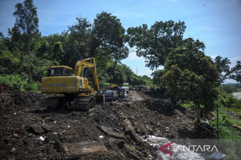 Jalan nasional Bandung-Cirebon amblas