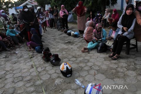 SUPLAI KOSONG WARGA TETAP ANTRE MINYAK GORENG