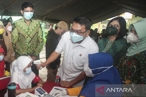 Moeldoko tinjau vaksinasi COVID-19 di Bekasi