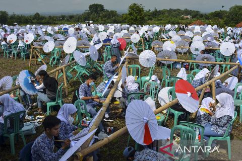 Rekor MURI melukis payung geulis Tasikmalaya