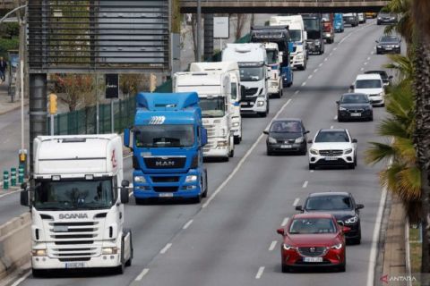 Protes pengemudi truk tolak kenaikan harga bahan bakar