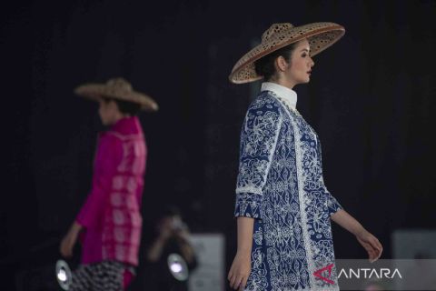 Pagelaran busana Kriya Sriwijaya Parade 2022