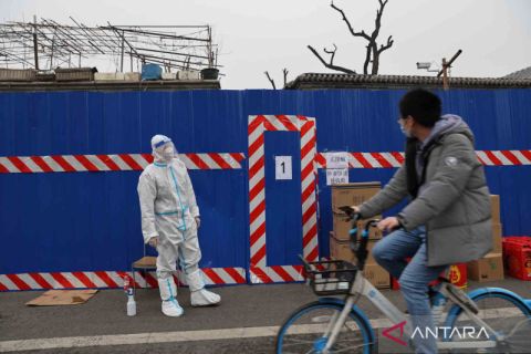 Sebuah kawasan permukiman di Kota Beijing dikunci wilayahnya akibat wabah COVID-19