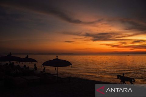 Indahnya pemandangan matahari tenggelam di Pantai Tanjung Bias