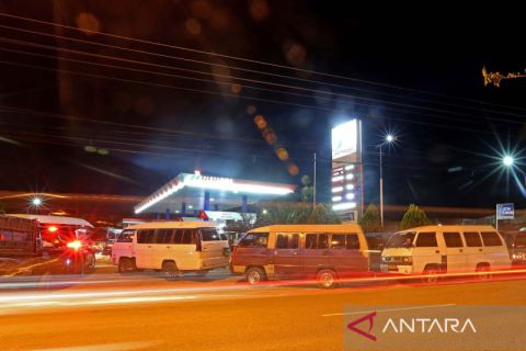 Antre mengisi BBM Solar di Aceh