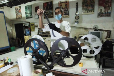 Proses perawatan gulungan pita film di Pusat Perfilman Haji Usmar Ismail