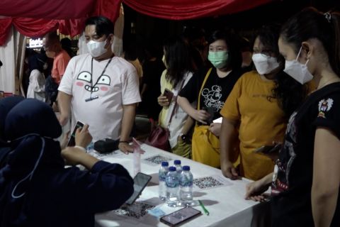 Akhir pekan, warga DKI padati sentra vaksinasi malam
