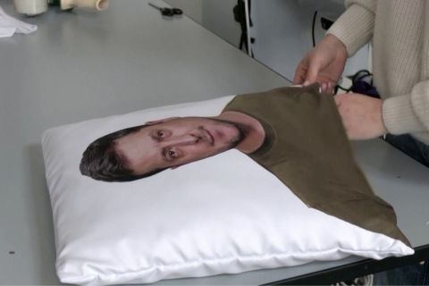 Bantal Zelenskiy sarana pengumpul amal korban perang