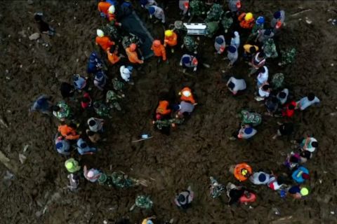 Basarnas evakuasi warga Malampah yang tertimbun longsor