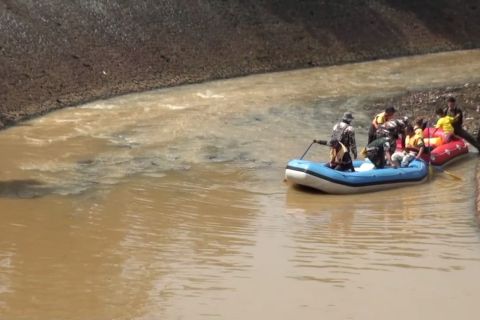 Hidupkan ekosistem Sungai Citarum dengan mengalirkan cairan Bios 44