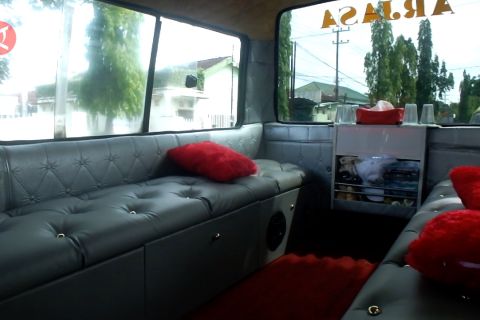 Mengubah angkot menjadi kendaraan wisata kota